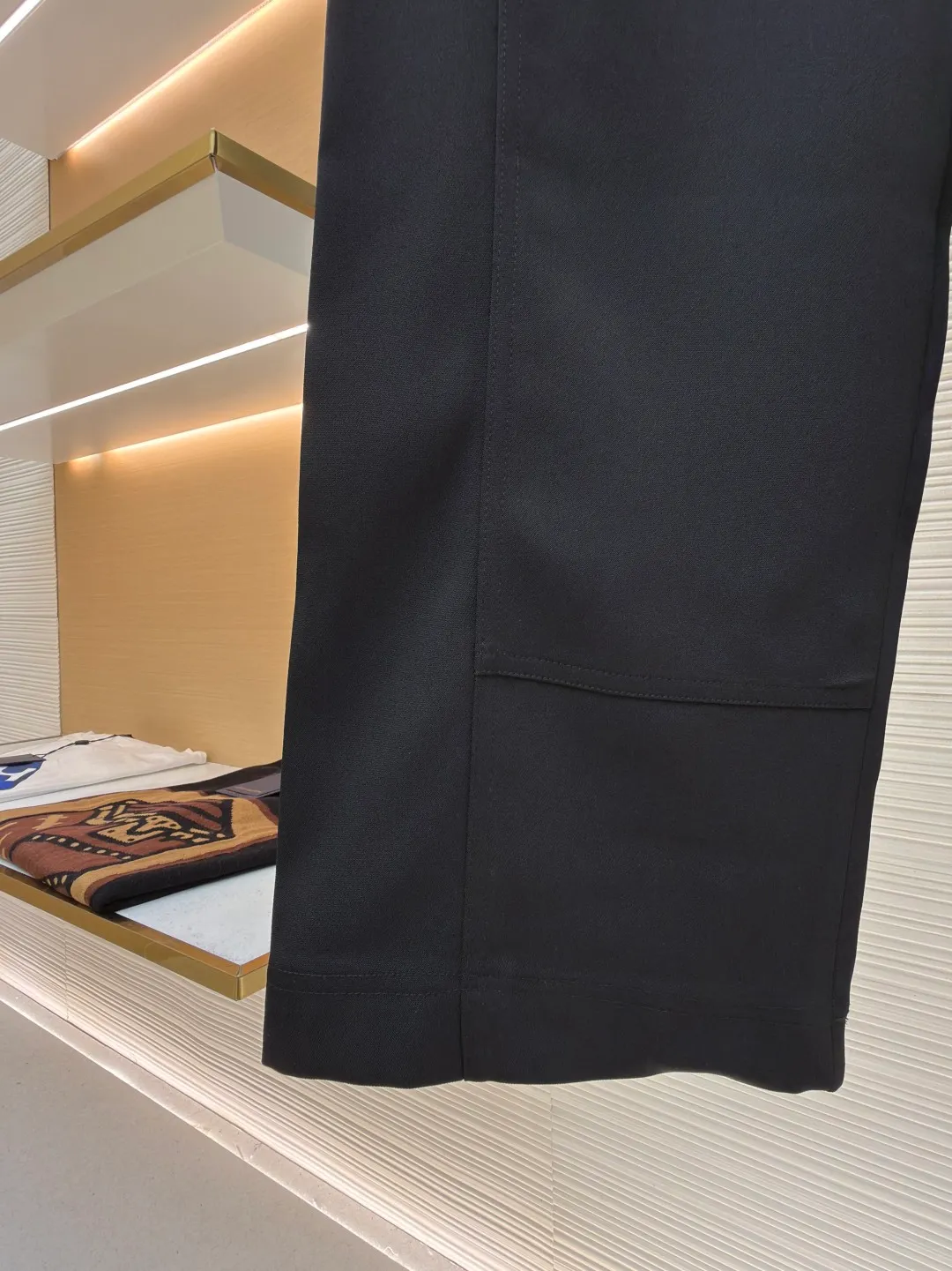 LOUIS VUITTON turquoise wool blend wide trousers ●Original version: Purchased and developed for 12700 ●Item number: 1680799-B40 ●Fabric: wool blended fabric ●Technology: Inlaid production ●Version: fitted version ●Weight: about 735 grams ●Size: 46-48-50-52 ●Description: Made of 100% sheep wool fabric with a weight of 480g. It is spun and dyed using this year's newly sheared sheep wool material. It is woven with high-speed rapier in a dust-free and static-free workshop. It has a double-sided weave, a satin weave on the back and a hemp pattern on the front. It is equipped with 60s cotton imitation Tencel twill lining and back pockets. Stenciled genuine motorcycle leather with embossed embossed seal, Swiss tooth bronze square slider and closed zipper, I-shaped buckle + rivets made of bronze with antique gold base, inlaid with lettering film and turquoise flat buckle on the inside. The surface is hand-painted and then a blower blows away the paint and then sealed with a high-gloss transparent enamel, giving the overall vision a halo effect. The overall wiring is straight and delicate, the fabric is comfortable and soft, and the color is consistent without color difference. It can be matched with the same style to create a fashionable look and control various occasions. Customized accessories, complete with three standards, same style for men and women!
